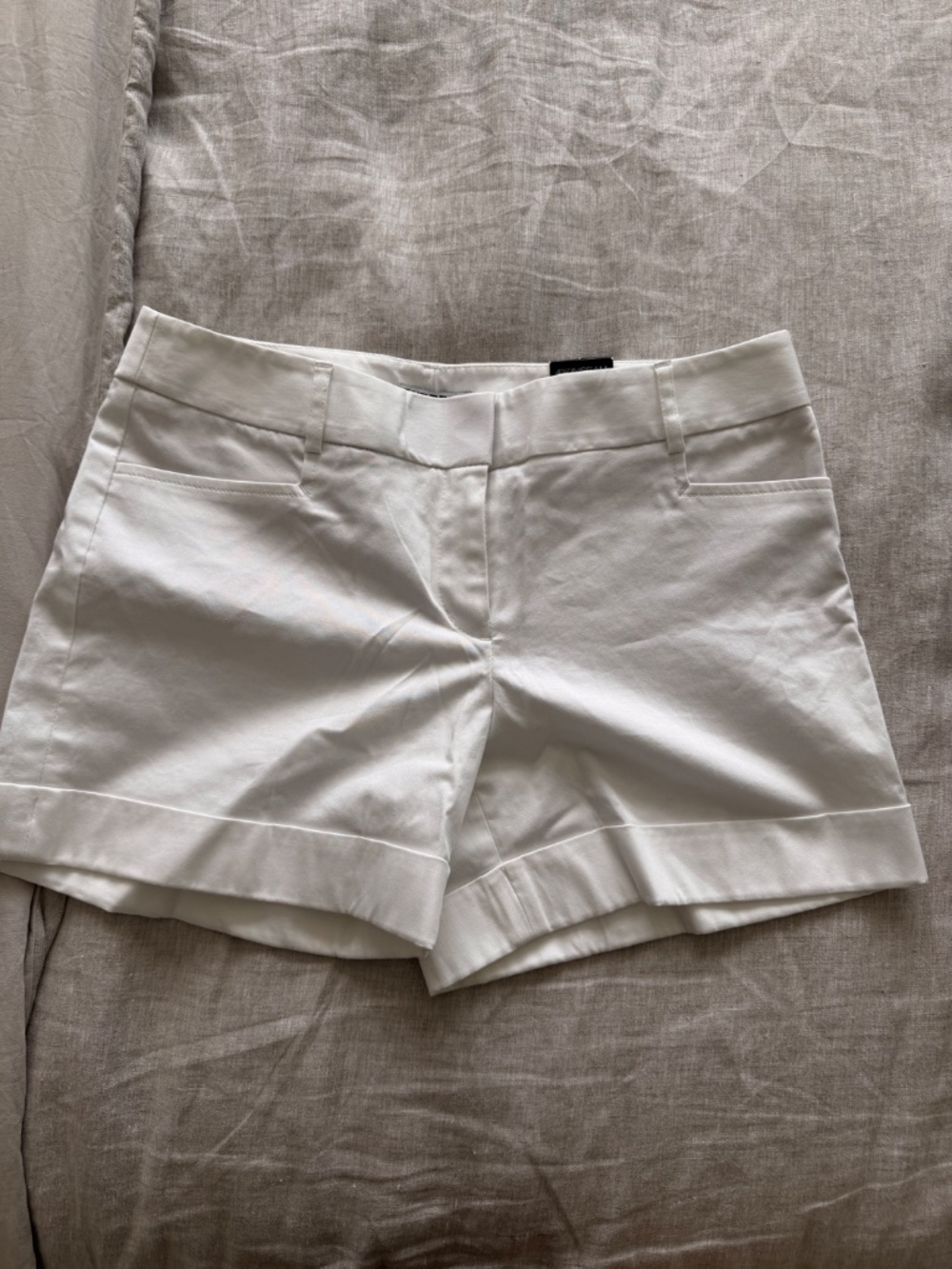 EXPRESS WHITE CUFFED TAILORED SHOETS SIZE 4 MID RISE